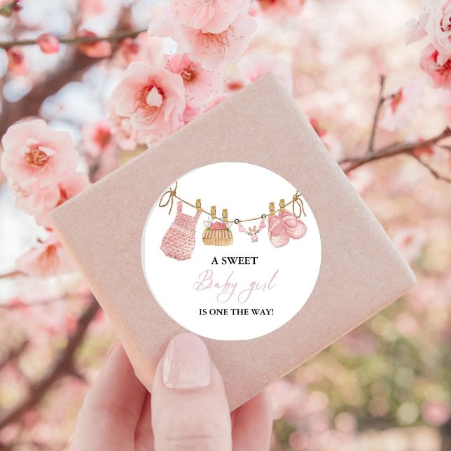 Pegatina Redonda Chica rosa Bohemian Clothes Baby Shower (Subido por el creador)