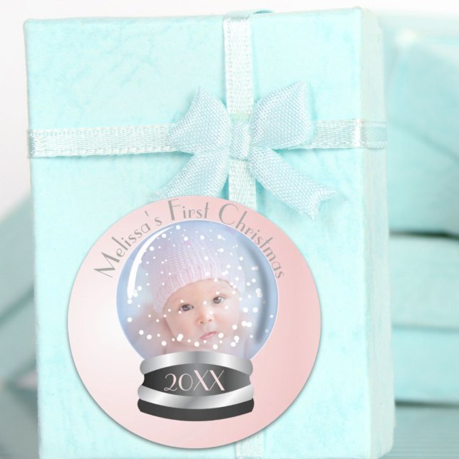 Pegatina Redonda Chica rosa del Globe de la nieve, primer Navidad f (Snow Globe Pink Girl Baby's 1st Christmas Photo Classic Round Sticker)