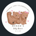 Pegatina Redonda Chicas de Cub Twin Bears Baby Shower<br><div class="desc">Los osos gemelos tienen el tema de la ducha de bebé chica favorece al pegatina con un ilustracion dibujado a mano de dos cobs con corazones y arcos rosados.</div>