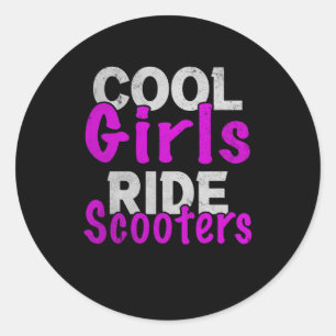 Pegatina Redonda Chicas de Guay viajan en Scooters Scooter