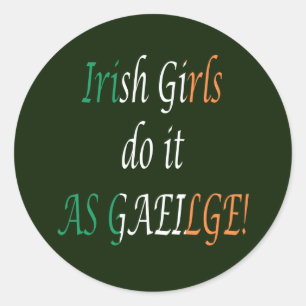 Pegatina Redonda Chicas irlandeses lo hacen como un ataque gaélico