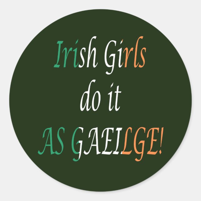 Pegatina Redonda Chicas irlandeses lo hacen como un ataque gaélico (Anverso)