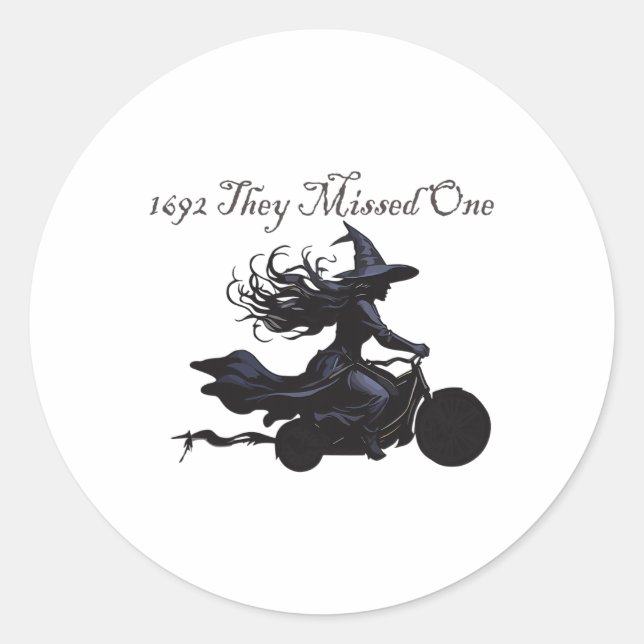 Pegatina Redonda Chicas Retro Viajan Salem 1692 Perdieron A Una Bru (Anverso)