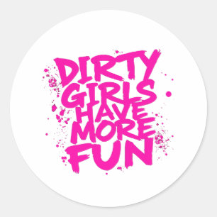 Pegatina Redonda Chicas Sucias Se Divierten Más Mudder Mudding Girl