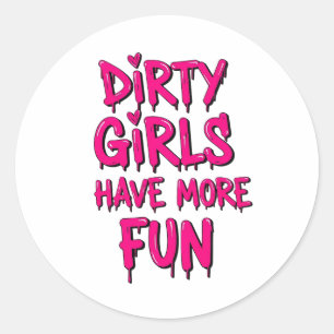 Pegatina Redonda Chicas sucios se divierten más con el Chica de Mud