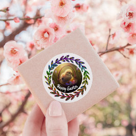 Pegatina Redonda Chick De Pascua En Una Cesta De Huevos