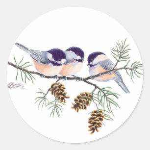 PEGATINA REDONDA CHICKADEES & PINECONES DE SHARON SHARPE