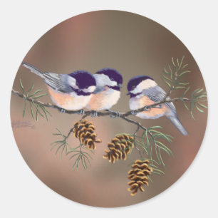 PEGATINA REDONDA CHICKADEES & PINECONES DE SHARON SHARPE
