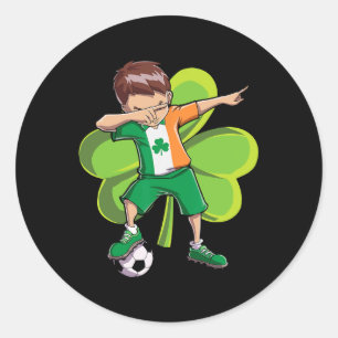 Pegatina Redonda Chico de fútbol haciendo Dabbing Día de San Patric