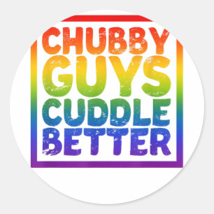 Pegatina Redonda Chicos Chubby se abrazan mejor - Oso Gay