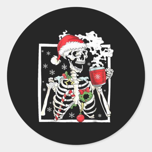 Pegatina Redonda Christmas Skeleton With Smiling Skull Drinking Cof (Anverso)