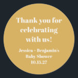 Pegatina Redonda Chula Agradecimiento Personalizado de Baby Shower<br><div class="desc">Pegatina Redonda Clásica de Agradecimiento Personalizado de Baby Shower de Color Amarillo Polvoriento</div>
