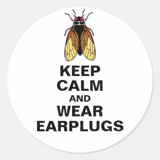 Pegatina Redonda Cicada Mania - Mantén la calma y Usa Earplugs
