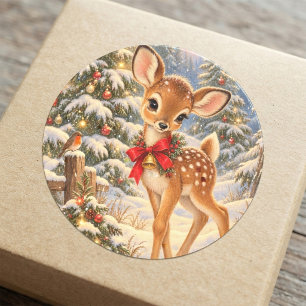 Pegatina Redonda Ciervo joven de Navidad vintage en bosque nevado