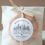 Pegatina Redonda Cincinnati Skyline | Mensaje de bienvenida del Bod<br><div class="desc">¡Mejore sus paquetes de bienvenida para bodas o sus favores para fiestas con un personalizado de pegatinas de bienvenida! Estos elegantes y minimalistas pegatinas están diseñados para un boda que se encuentra en la hermosa ciudad de Cincinnati. Cuentan con un moderno paisaje de diseño con el nombre de la ciudad...</div>