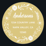 Pegatina Redonda Círculo de bienvenida floral dorado y blanco con d<br><div class="desc">Esta etiqueta personalizable que presenta tipografía simple,  caligrafía moderna y una corona floral rústica.</div>