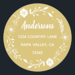 Pegatina Redonda Círculo de bienvenida floral dorado y blanco con d<br><div class="desc">Esta etiqueta personalizable que presenta tipografía simple,  caligrafía moderna y una corona floral rústica.</div>