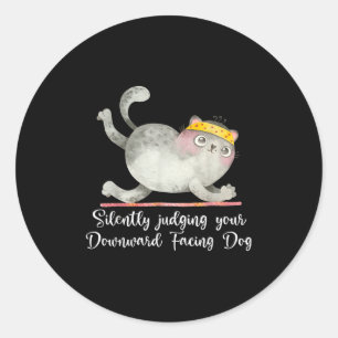 Pegatina Redonda Citas divertidas de yoga para gato juzgan silencio