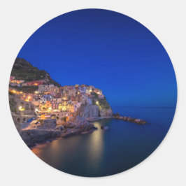 Pegatina Redonda Ciudad de Manarola en Cinque Terre por la noche