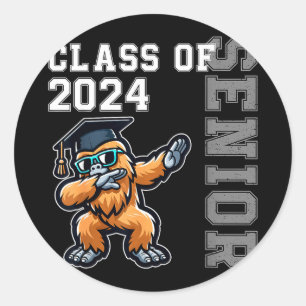 Pegatina Redonda Clase de graduación de 2024 mayores bigfoot escuel