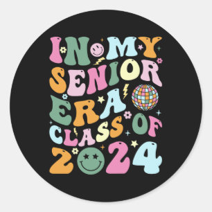 Pegatina Redonda Clase Retro Senior 2024 De Graduado 2024 En My Sen
