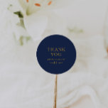 Pegatina Redonda Clásica Mínima Marina Azul Oro Gracias Boda<br><div class="desc">Este clásico minimalista oro azul marino gracias boda pegatina redondo clásico es ideal para una simple boda romántica y elegante. La paleta de color azul marino oscuro y la tipografía vintage mínima le dan un toque formal de moda. El diseño es flexible, perfecto para una simple noche contemporánea, primavera, otoño,...</div>