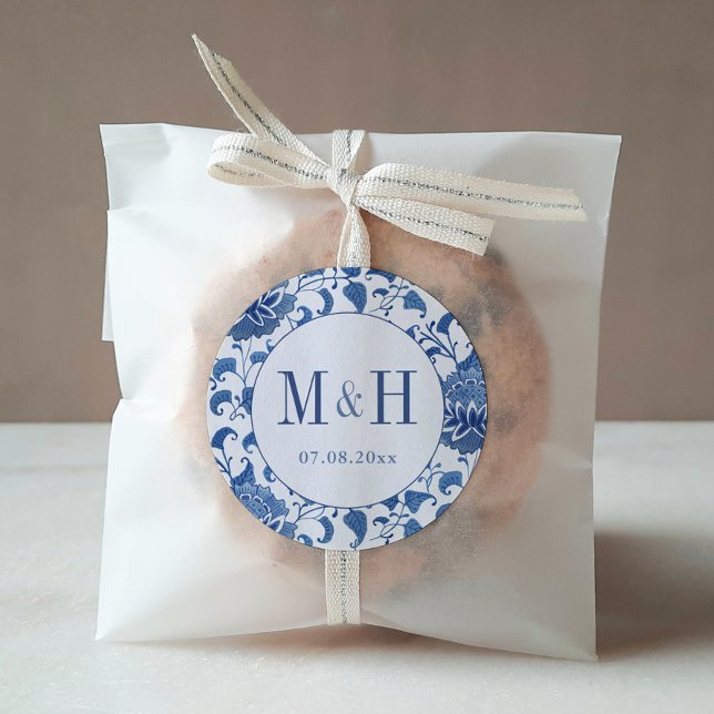 Pegatina Redonda Clásico Chinoiserie Monograma Favor de la Boda (Elegant hand painted blue and white chinoiserie print background monogram wedding favor stickers)