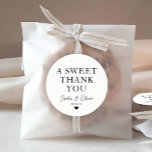 Pegatina Redonda Classic A Sweet Gracias Boda Nombre Favor<br><div class="desc">Un clásico Pegatina Boda de Black Gracias con "A Sweet Gracias" en un clásico y elegante tipo de letra. Puede personalizarlo fácilmente con sus nombres y fecha de boda.</div>