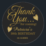 Pegatina Redonda Classy Black And Gold 30th Birthday Gracias<br><div class="desc">30 cumpleaños gracias pegatinas en elegante tipografía de oro sobre negro .</div>