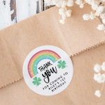 Pegatina Redonda Clover y Rainbow Lucky One First Birthday Gracias<br><div class="desc">Afortunadamente, un cumpleaños gracias pegatinas con cuatro tréboles de hojas verdes y un arcoíris brillante en colores bonitos. Fiesta de cumpleaños temática San Patricio gracias pegatinas con un arco iris de bonito y cuatro tréboles de hojas. Colorida y afortunada fiesta de cumpleaños gracias a pegatinas con cuatro tréboles hoja y...</div>