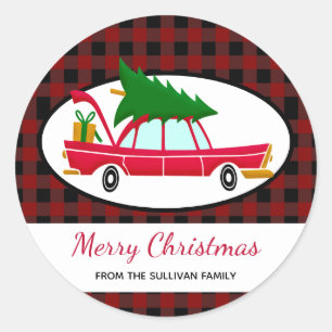 Pegatina Redonda Coche rojo retro que lleva un árbol de Navidad