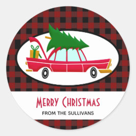 Pegatina Redonda Coche rojo retro que lleva un árbol de Navidad