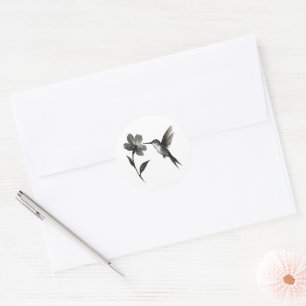 Pegatina Redonda Colibrí con Flor – Diseño de Pincel de Tinta en