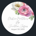 Pegatina Redonda Color de agua romántico rosa y blanco Ranunculus<br><div class="desc">Estas románticas etiquetas pegatinas florales presentan un sencillo fondo blanco con acuarela blanca y flores de ranunculus rosadas. En la parte superior hay un delicado ramo de ranunculus y vegetación. Los nombres de las muestras de una pareja recién casada y la fecha del boda se imprimen en la parte superior....</div>
