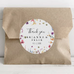 Pegatina Redonda Colorida Floral Salvaje Gracias Favor De Boda<br><div class="desc">Este colorido y floral gracias a la boda favorece al pegatina redondo clásico, perfecto para un boda rústico. El diseño se compone de flores silvestres amarillas, violetas y blancas con follaje en un fondo de color rosa y verde. Haga que el pegatina le asigne las etiquetas propias, incluyendo sus nombres,...</div>