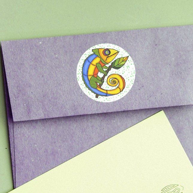 Pegatina Redonda Coloridos puntos de lunares divertidos (Brightly coloured lizard holding stick with green leaf on white with green polka dots round sticker.)