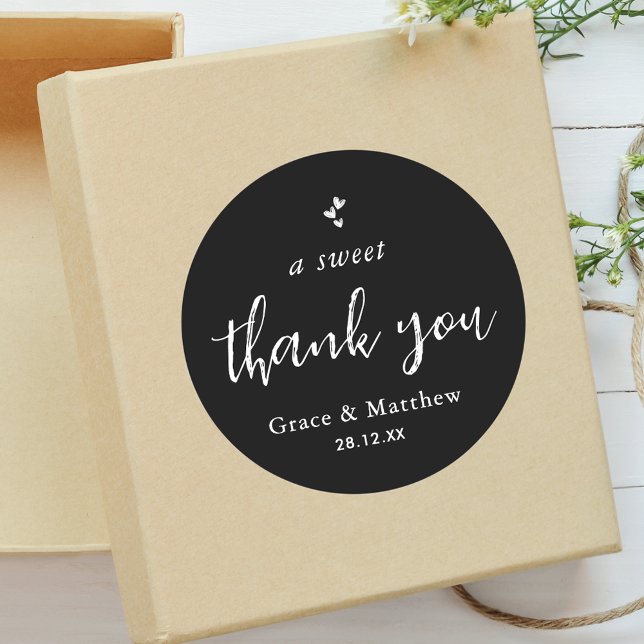 Pegatina Redonda Combinación Negro Blanco Un Dulce Agradecimiento B (Black and white thank you stickers add sweet elegant charm to wedding favors.)