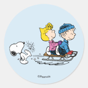 Pegatina Redonda Cómic de Peanuts Snoopy, Sally y Linus en trineo