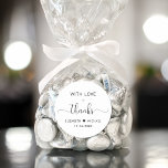 Pegatina Redonda Con amor Boda Gracias<br><div class="desc">Elegante gracias pegatina por sus favores en la recepción de bodas y gracias a las tarjetas que presentan "Con amor   gracias" en una tipografía moderna y sencilla y un elegante guión con broches,  sus nombres unidos por un corazón y su fecha boda.</div>