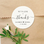 Pegatina Redonda Con Amor Y Gracias Cream Boda Gracias<br><div class="desc">Crema ligera de moda gracias pegatina por sus favores en la recepción de bodas y gracias a las tarjetas que presentan "With Love   Gracias" en una simple tipografía moderna y un guión elegante con toques,  sus nombres unidos con un corazón y su fecha boda.</div>