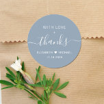 Pegatina Redonda Con Amor Y Gracias Dusty Blue Boda Gracias<br><div class="desc">Moda azul polvoriento gracias pegatina por sus favores en la recepción de bodas y gracias a las tarjetas que presentan "With Love   Gracias" en una simple tipografía blanca y un elegante guión blanco con toques,  tus primeros nombres unidos por un corazón y tu fecha boda.</div>