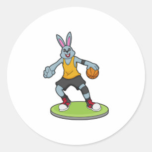 Pegatina Redonda Conejo como jugador de baloncesto con baloncesto