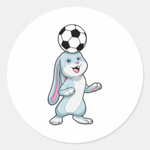 Pegatina Redonda Conejo como jugador de fútbol con bola de fútbol