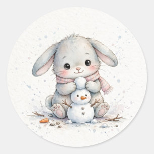 Pegatina Redonda Conejo Construyendo un Muñeco de Nieve de Navidad