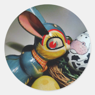 Pegatina Redonda Conejo de juguetes y huevo de vaca