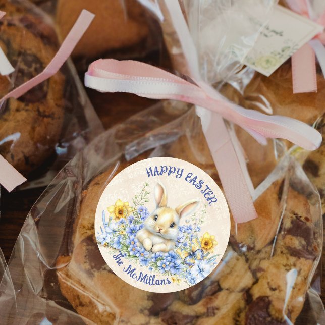 Pegatina Redonda Conejo de Pascua y flores azules con narcisos amar (Subido por el creador)