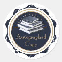 Copia autografiada, libros apilados