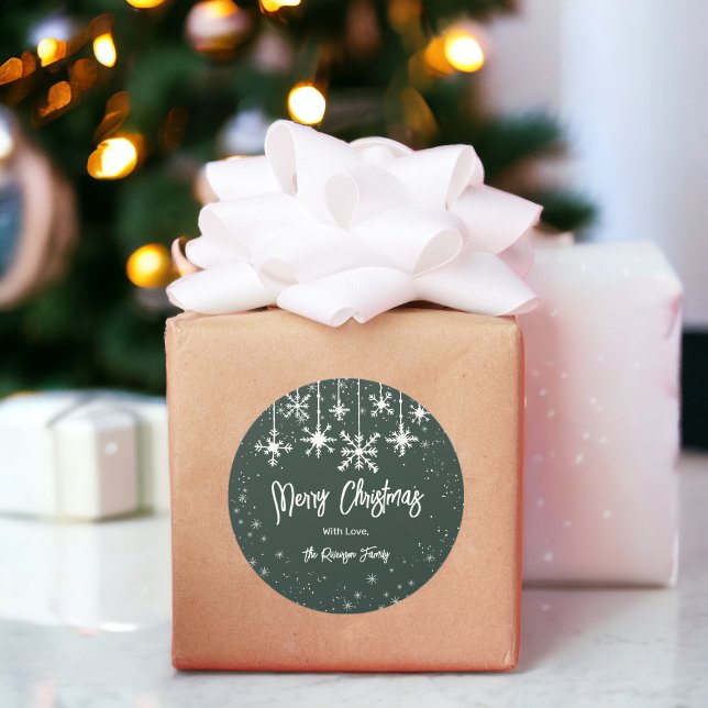 Pegatina Redonda Copos de nieve blancos elegantes navidades de aleg (White snowflakes elegant green merry christmas classic round sticker)