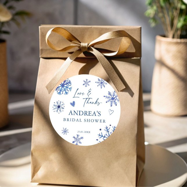 Pegatina Redonda Copos de nieve enamorados favor de baby shower de  (Snow in love dusty blue snowflakes winter bridal shower thank you favor sticker)