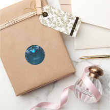 Corazón gótico azul rodeado de flores mágicas